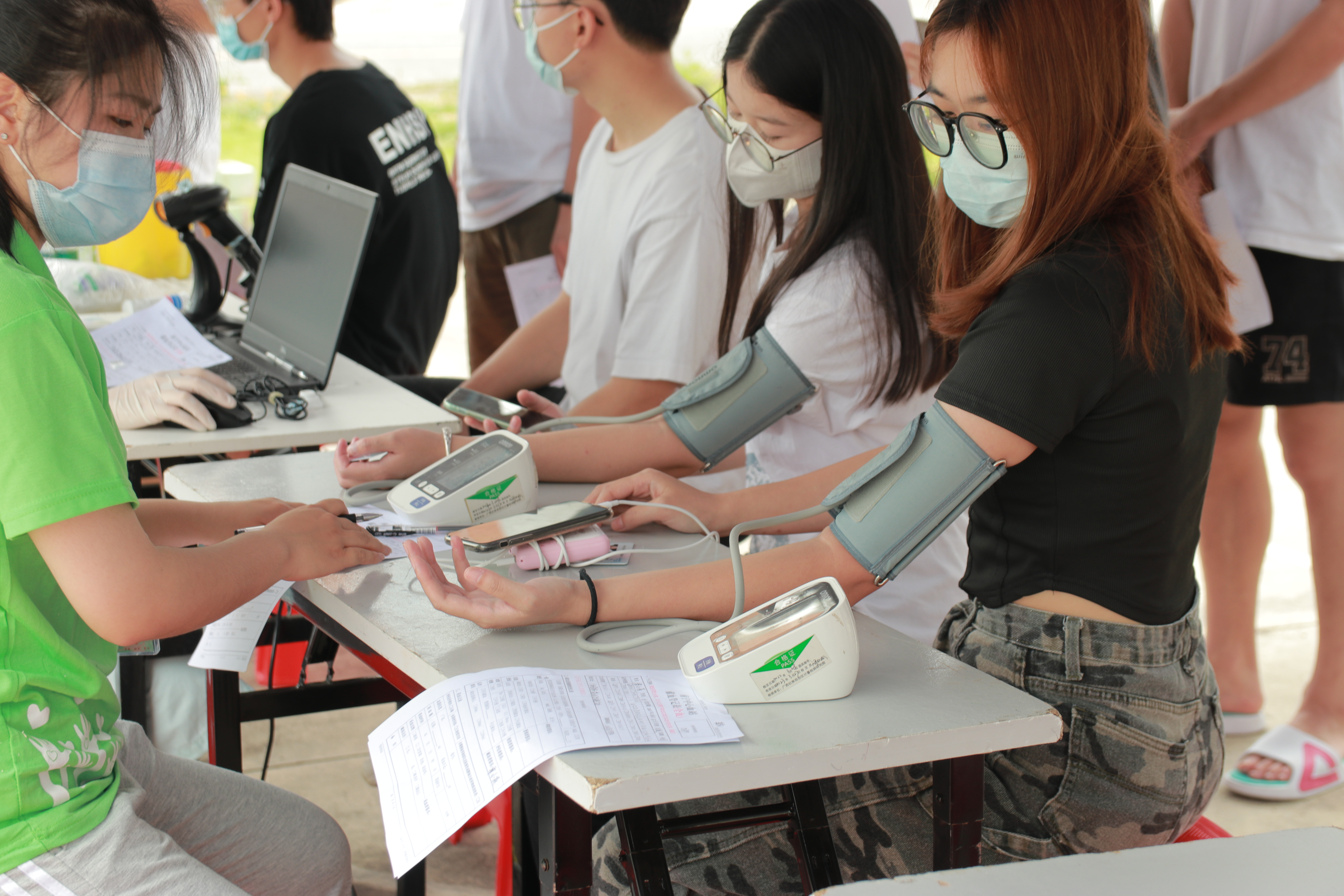 獻血的同學們測量血壓