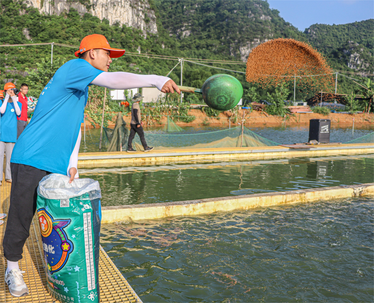 觀察團成員參觀高密度魚養殖基地體驗給魚喂食物