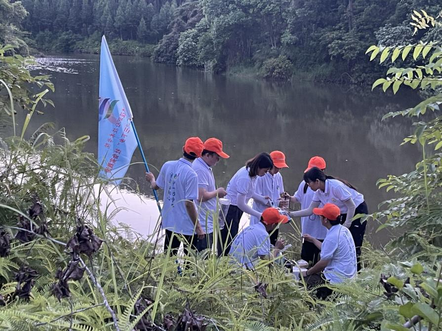 實踐團成員對西盛村清凈坡水庫進行水質調研