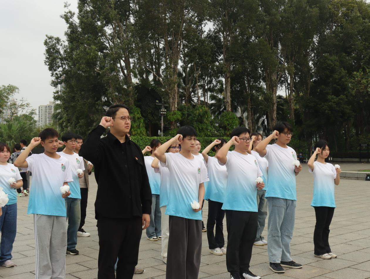 師生們重溫入團誓詞