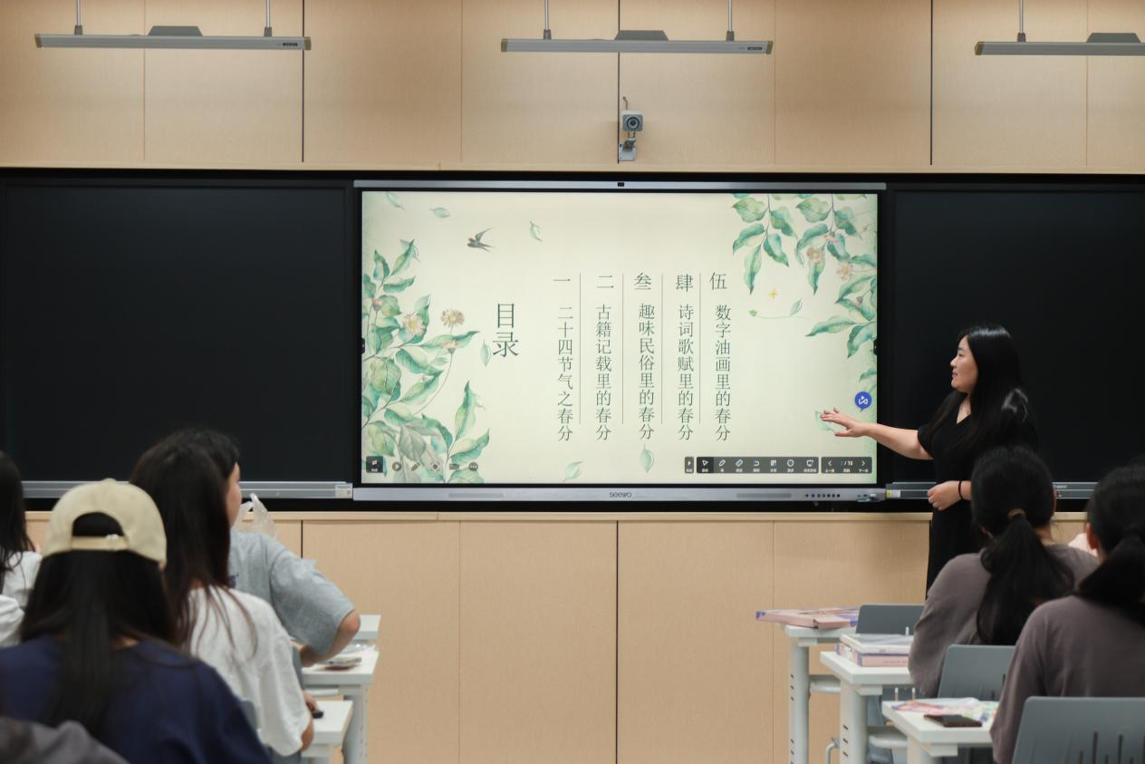 楊果老師向同學(xué)們介紹春分節(jié)氣的相關(guān)知識(shí)