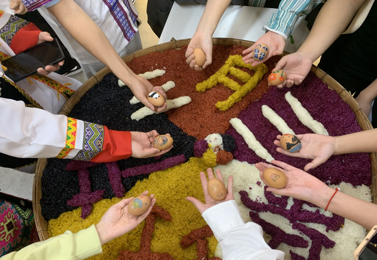 畫彩蛋、制作五色糯米飯，體驗民俗文化