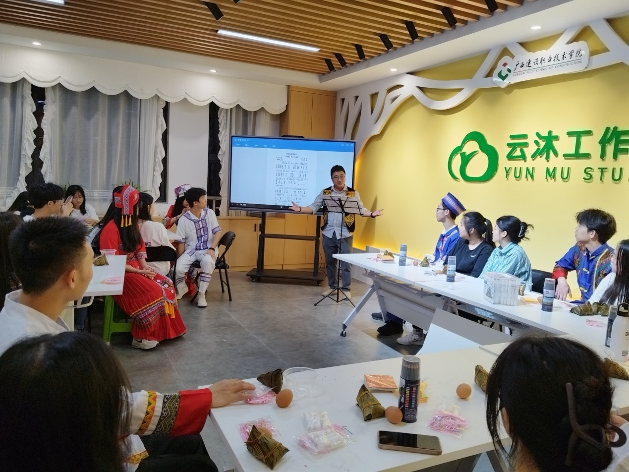 建筑與規(guī)劃學院輔導員田申老師指導并領(lǐng)唱山歌