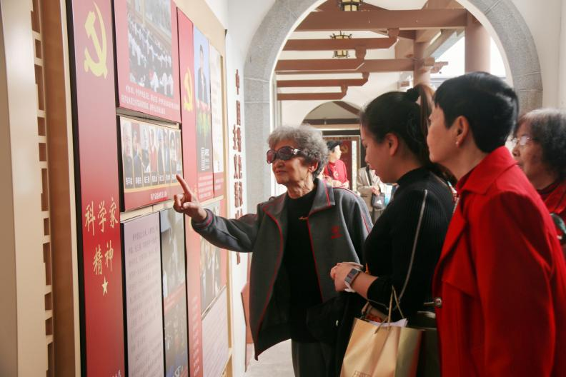 離退休女職工正在參觀