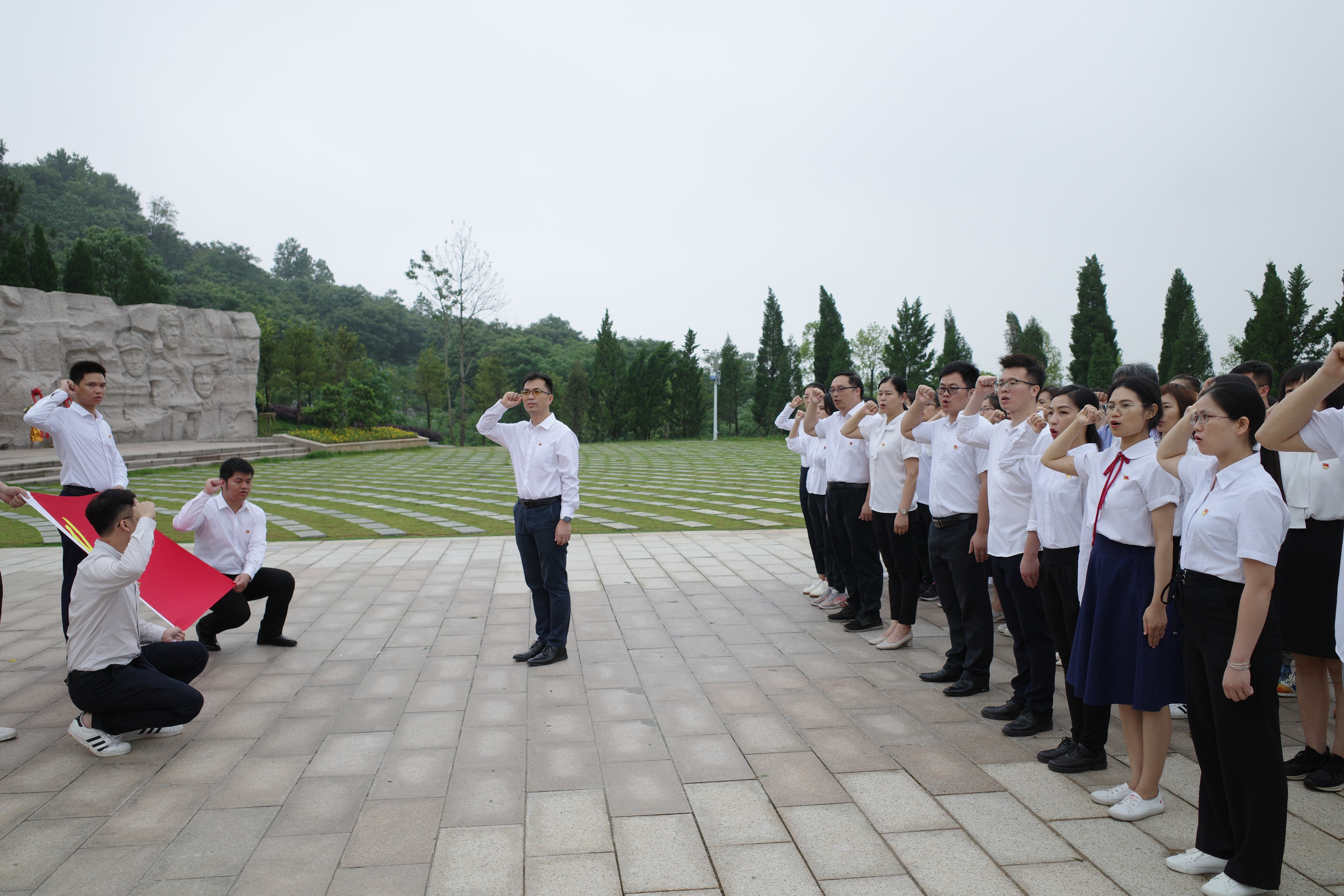 在黨旗下重溫入黨誓詞