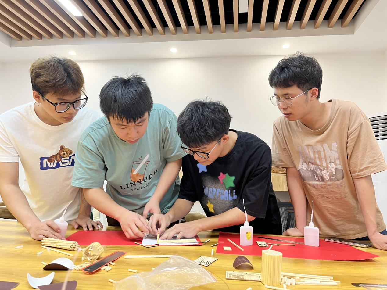 學生分小組討論搭建方式