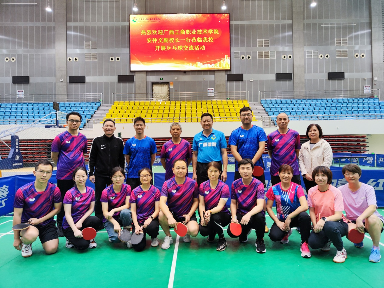 雙方領(lǐng)隊(duì)與運(yùn)動(dòng)員合影