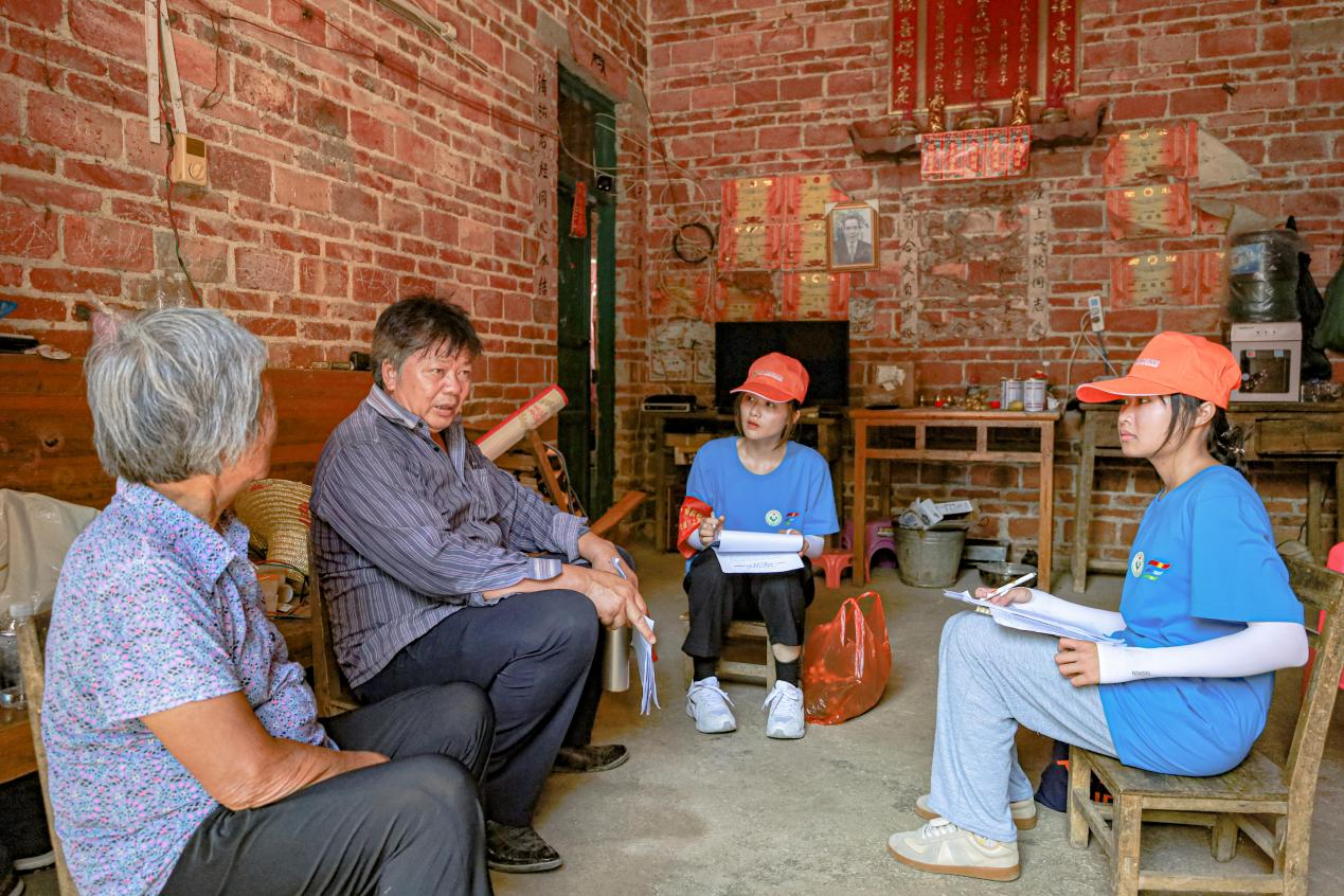 觀察團成員到村民家中開展入戶調研