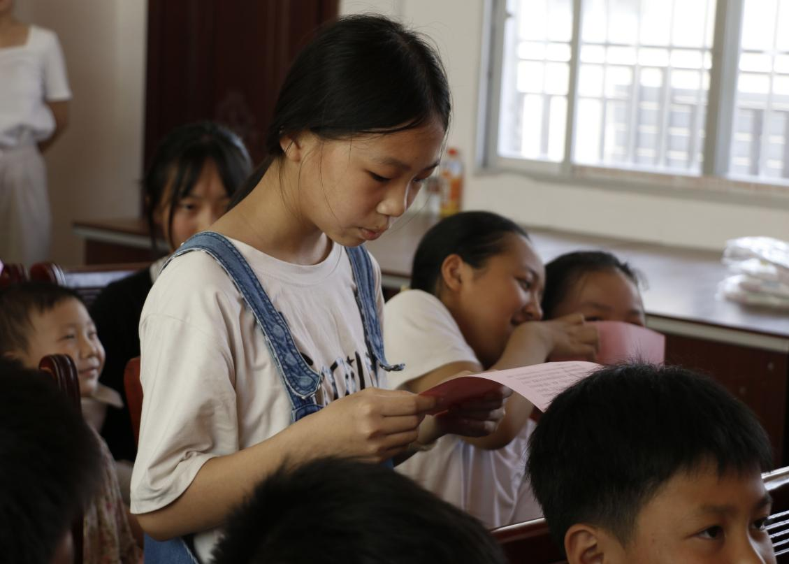 小朋友認真朗讀“六不準、四牢記”防溺水口訣