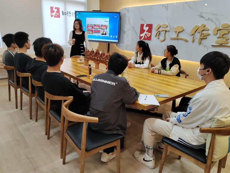 劉雪妮老師在進行理論介紹