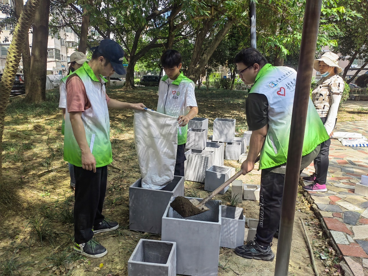 志愿者們在填土壤