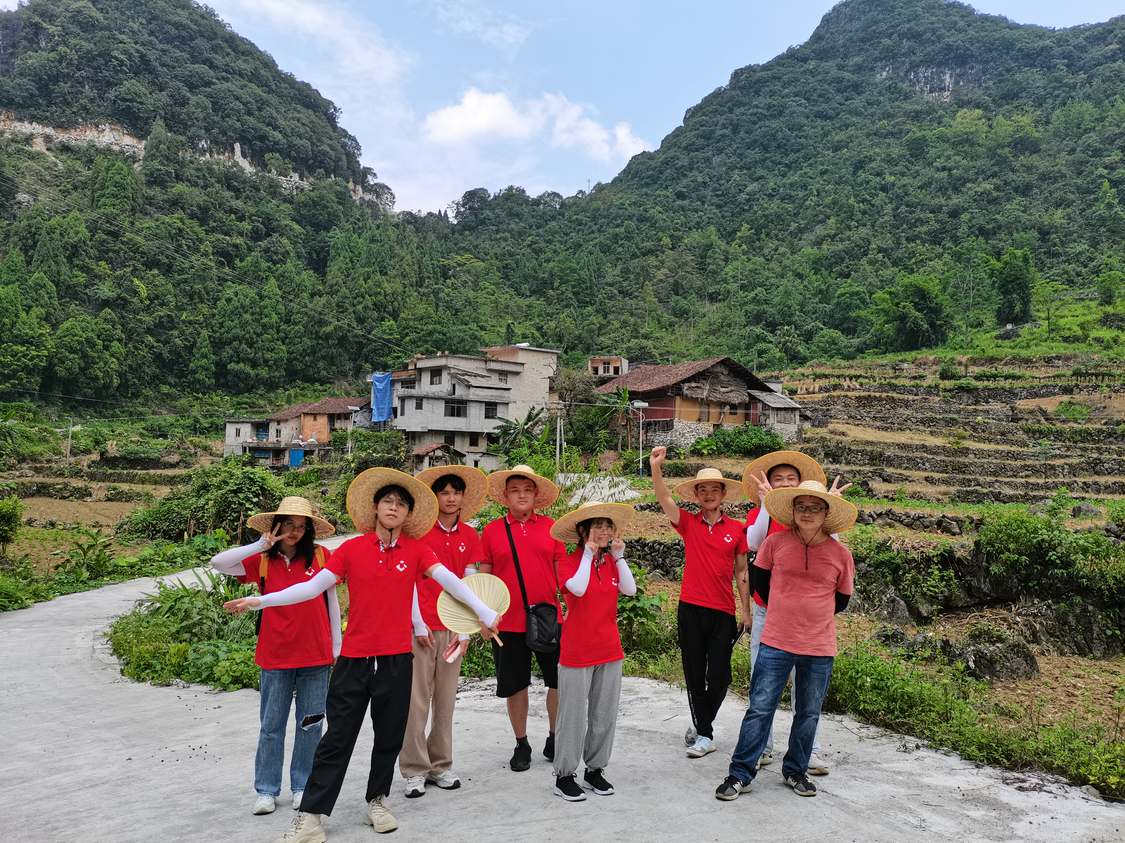 實踐團成員感受群樂村自然美景