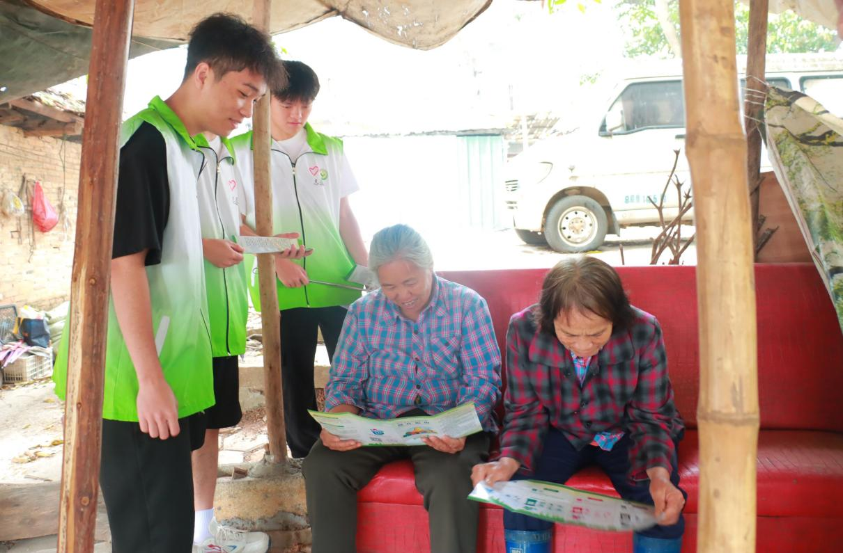 青年志愿者向村民進(jìn)行消防知識(shí)宣傳