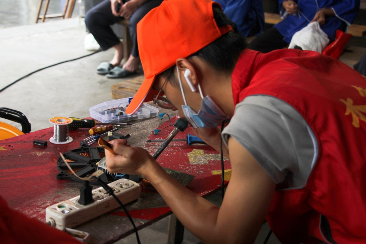 團隊成員認真維修村民送來的舊家電