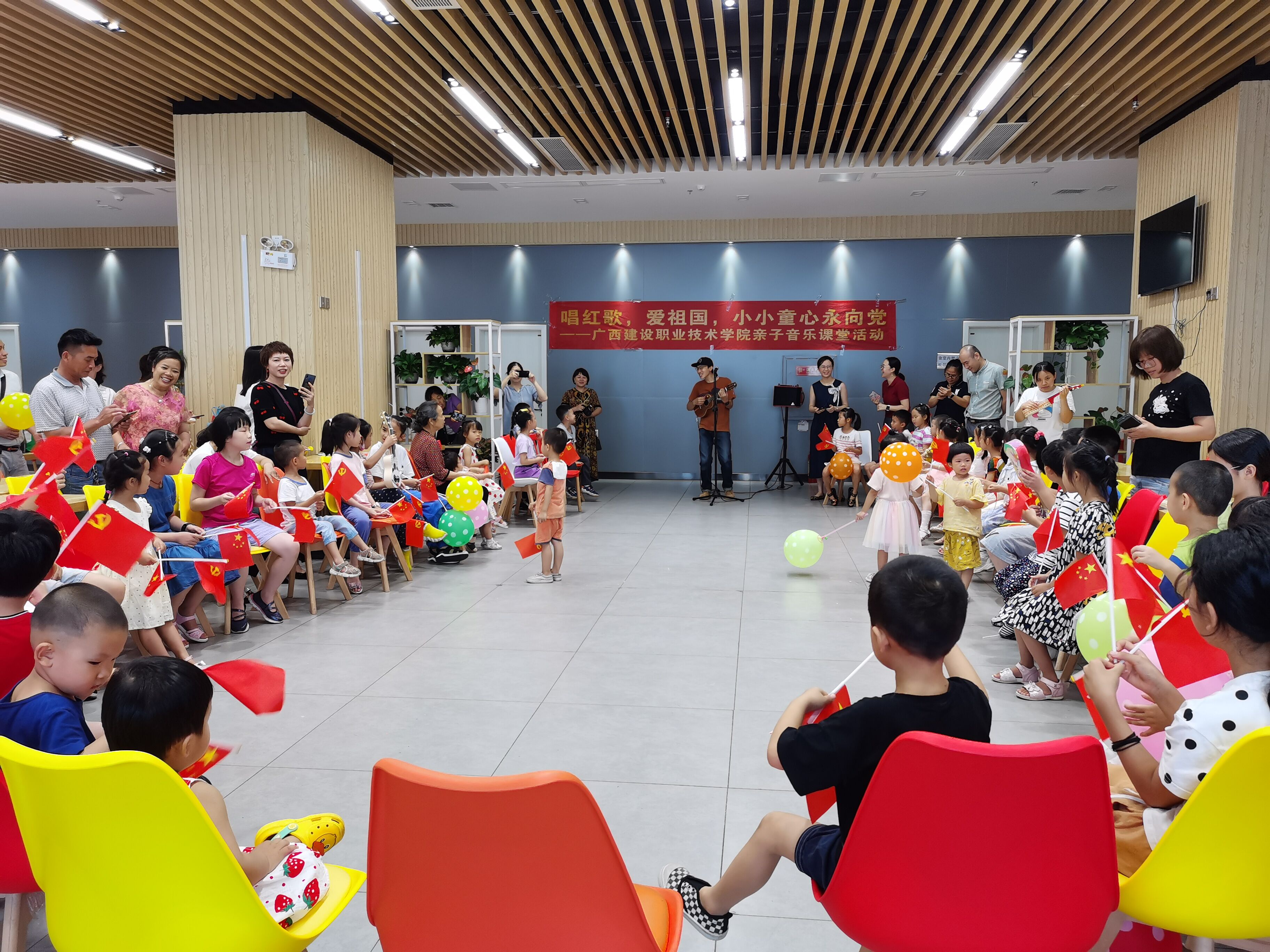 小朋友們正在合唱《沒有共產黨就沒有新中國》