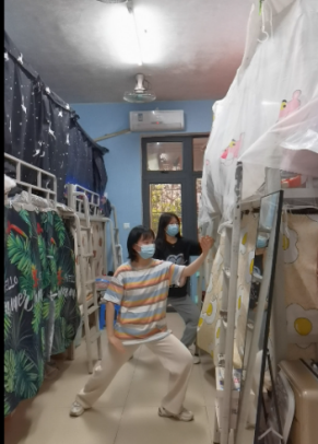 已返校學(xué)生在宿舍進(jìn)行健身鍛煉