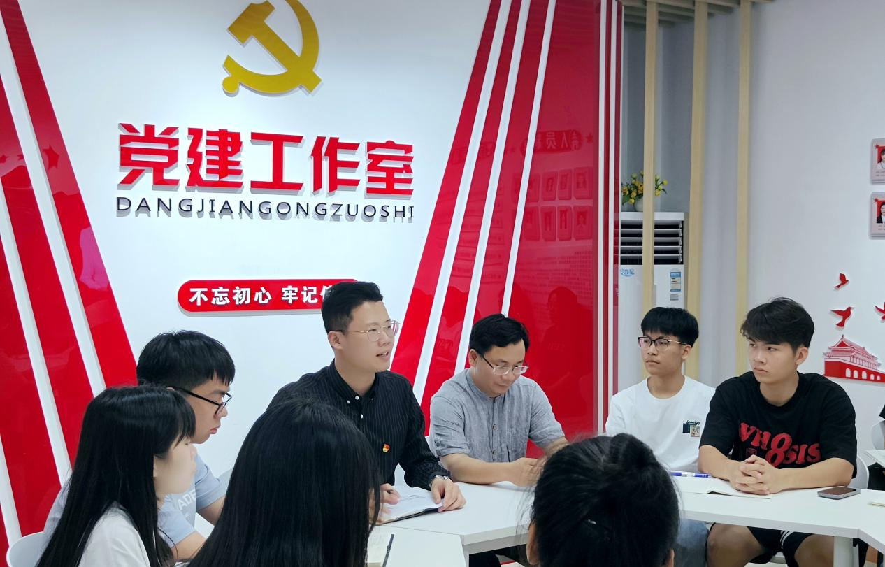 主講人楊鑠老師與同學們暢聊五四精神