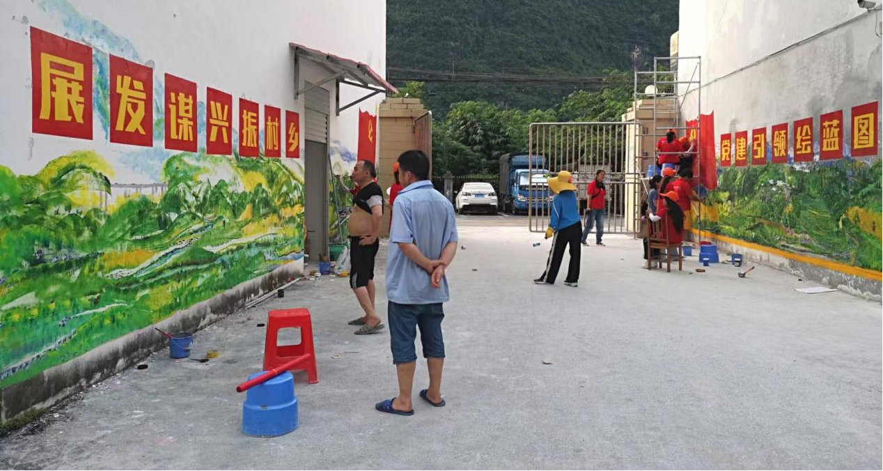 當地群眾駐足觀賞主題墻繪作品