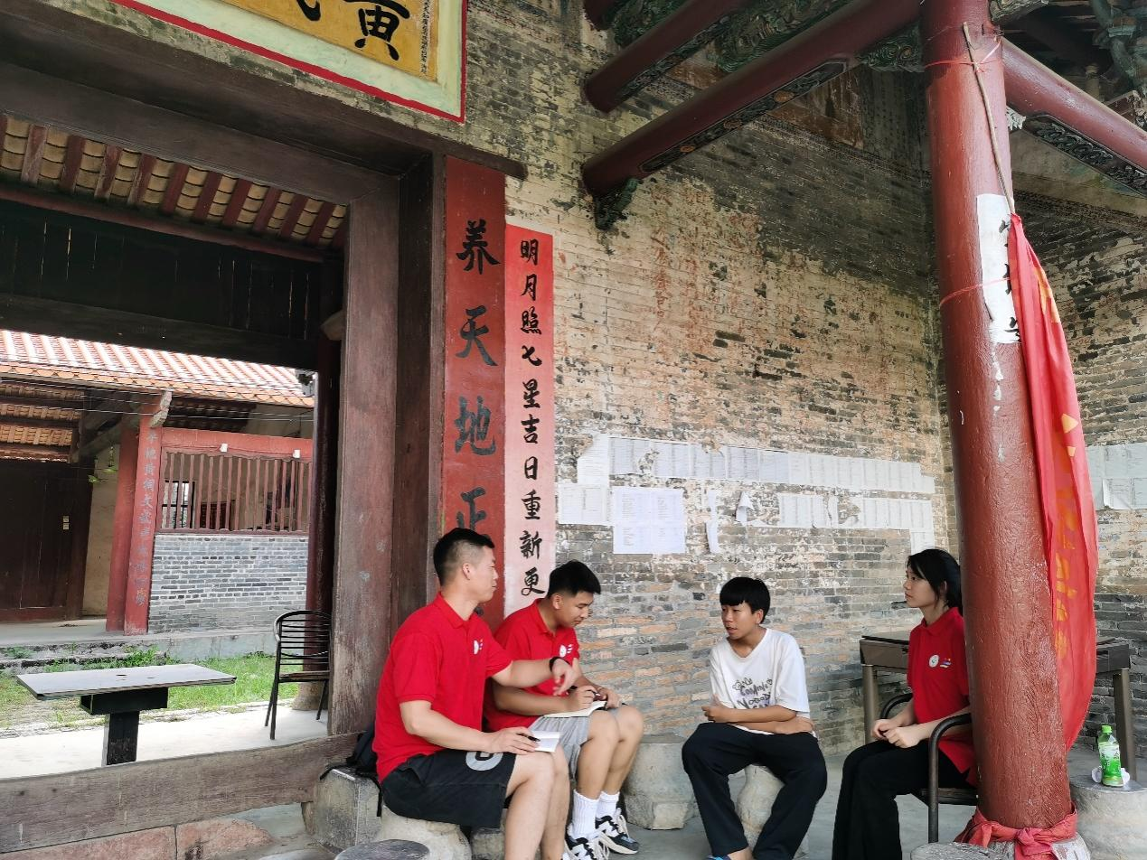 實(shí)踐團(tuán)成員在“老口村黃氏宗祠”中訪談當(dāng)?shù)卮迕?></div>
		 <p style=