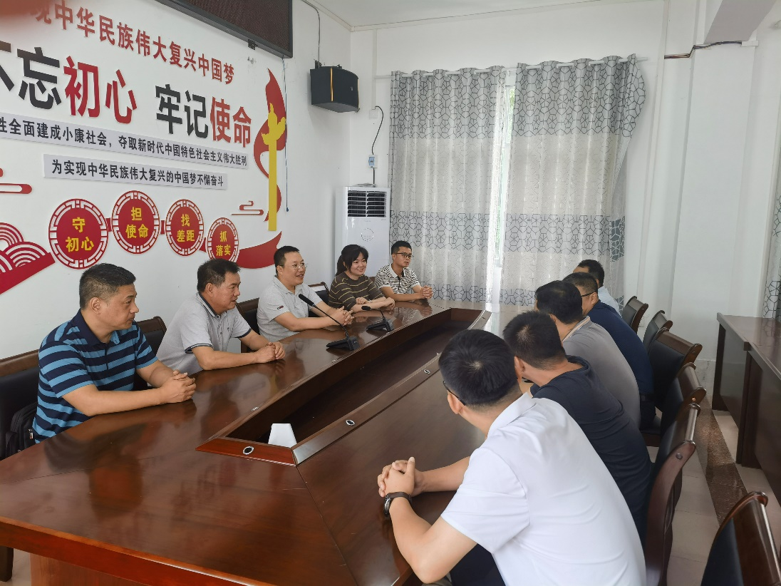 韋斌書記一行與鄉政府領導班子座談