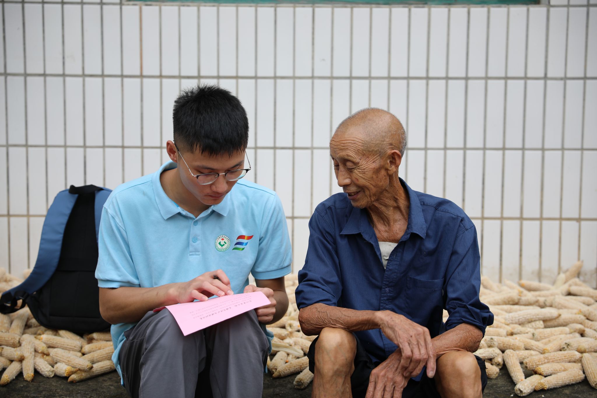 實(shí)踐團(tuán)成員進(jìn)行問(wèn)卷調(diào)查