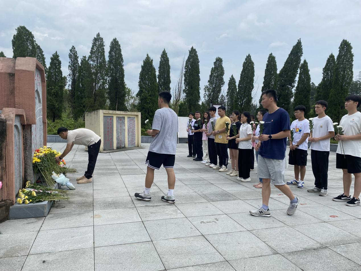 師生為湘江戰役光華鋪阻擊戰犧牲的戰士獻花
