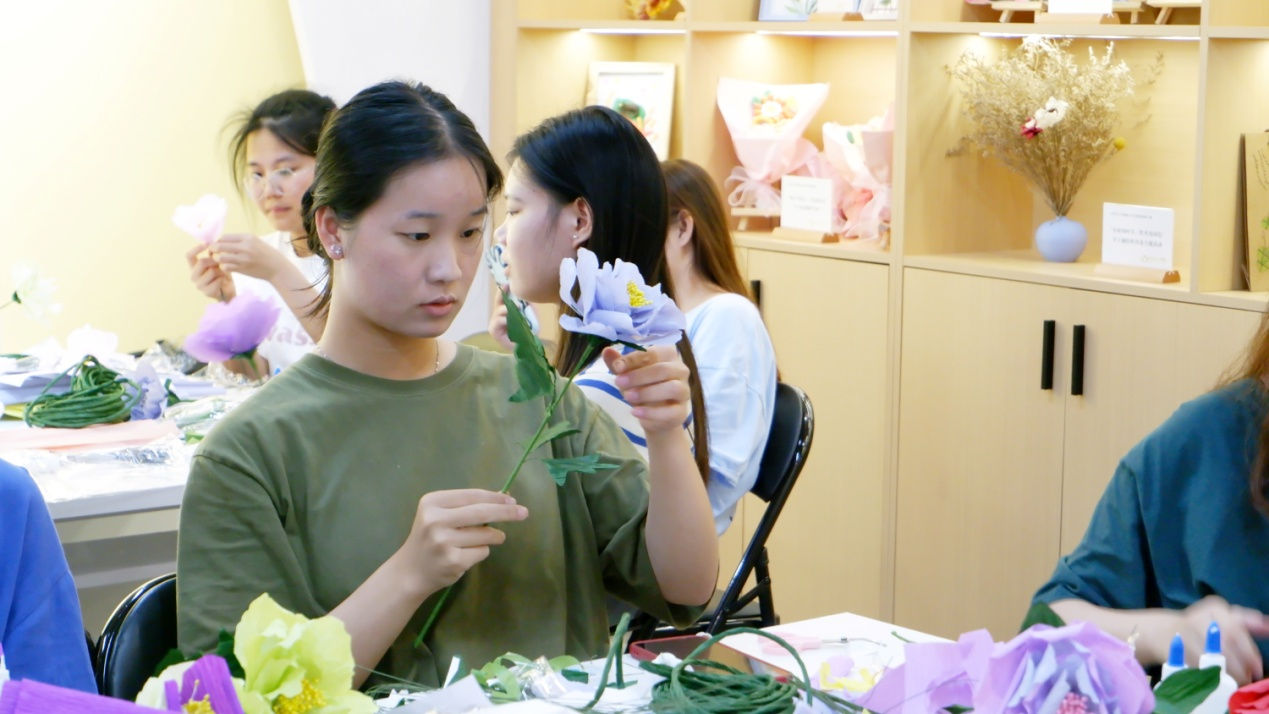 同學們制作手工花