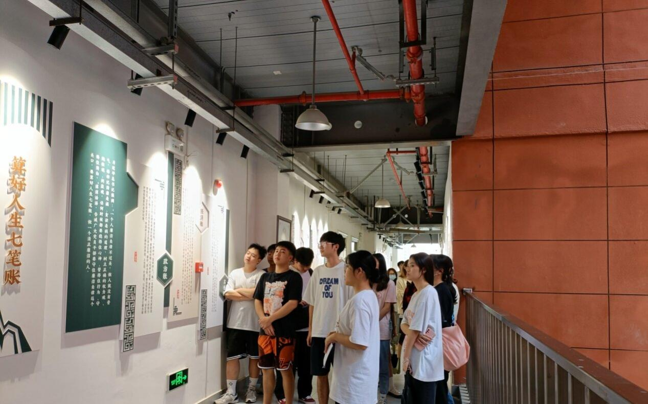 設(shè)計(jì)2101班在講解員的帶領(lǐng)下參觀學(xué)習(xí)