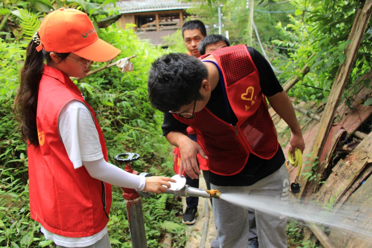 團隊成員測量消火栓水壓