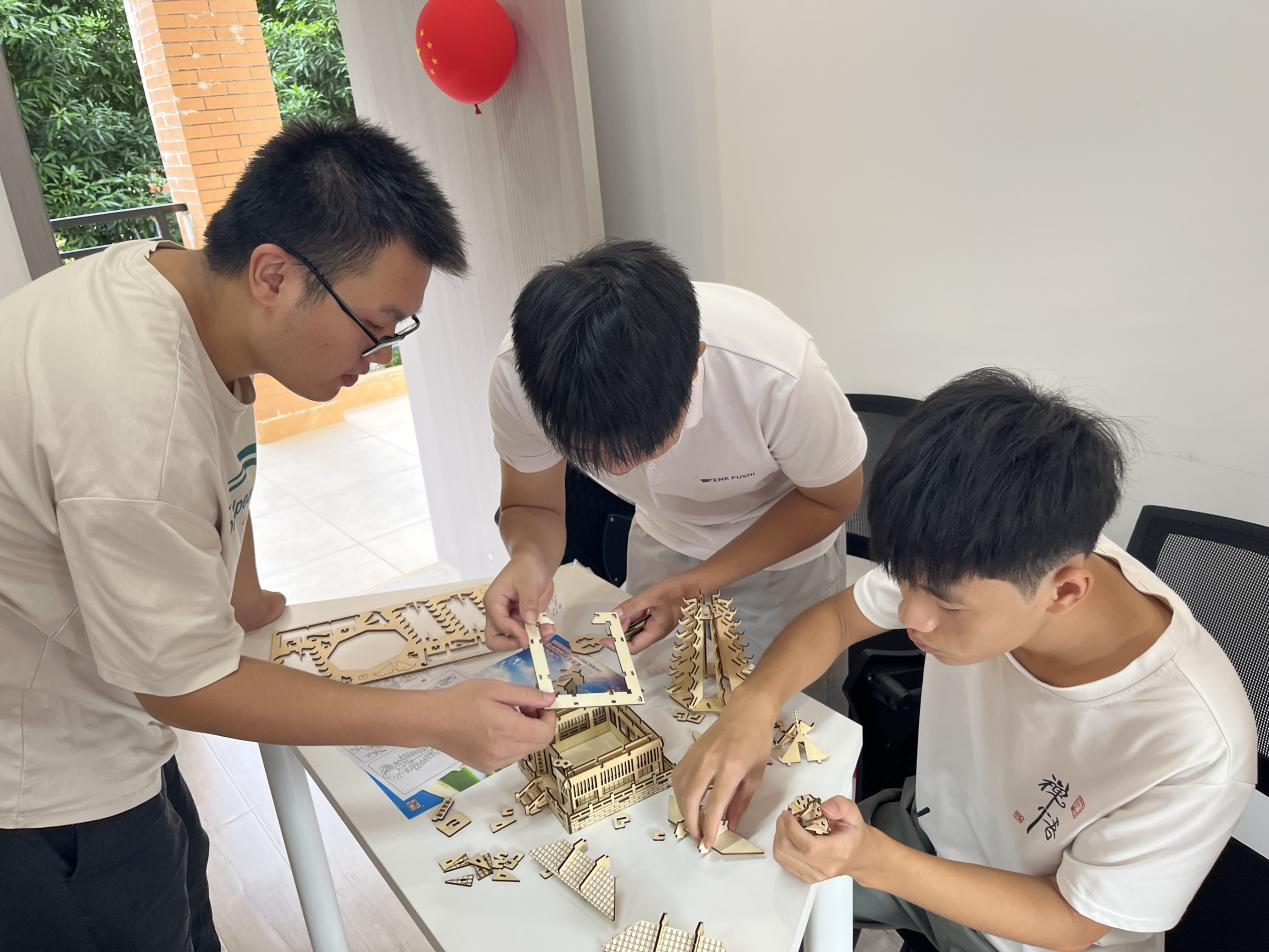 學(xué)生團(tuán)隊(duì)正在認(rèn)真搭建模型