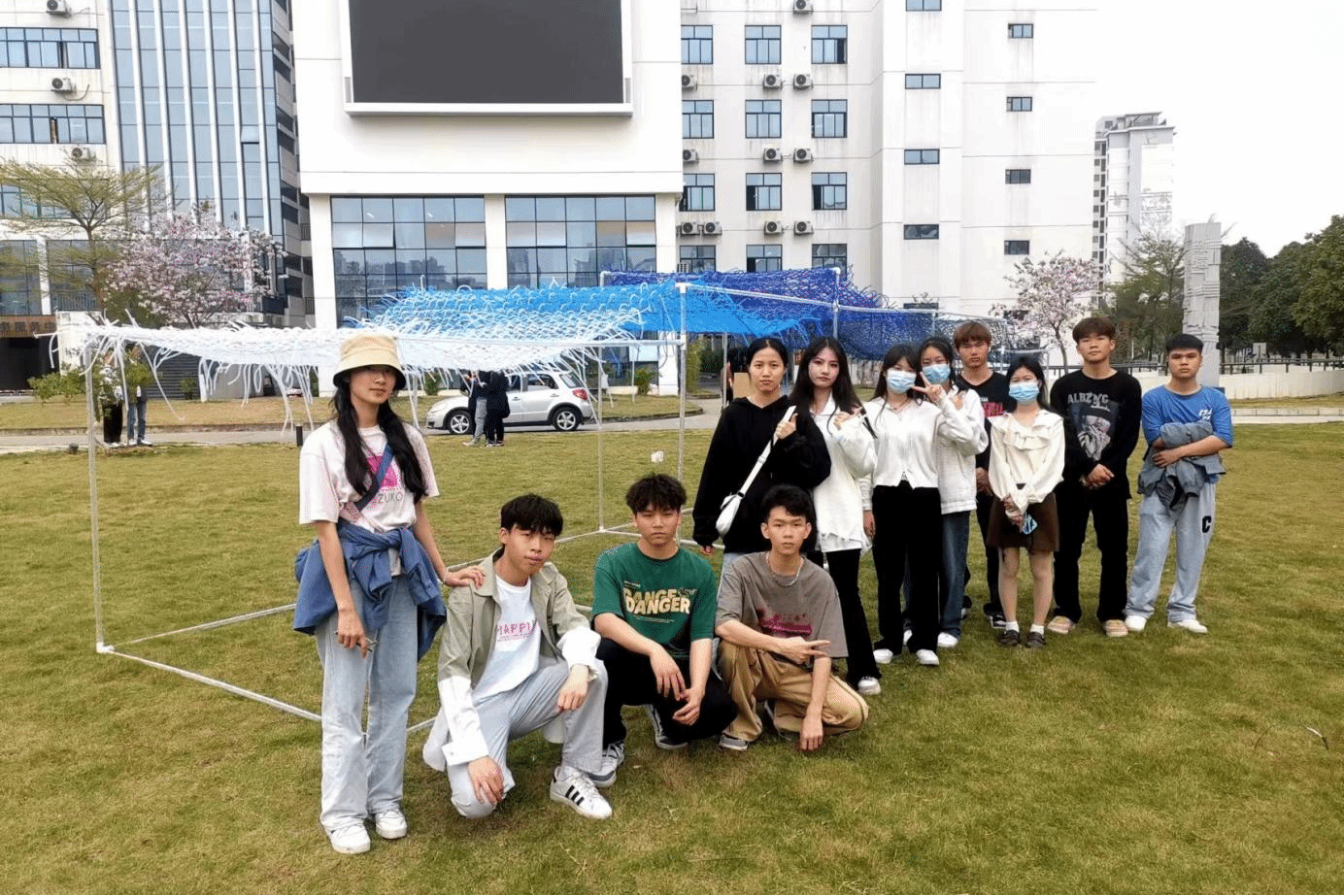 我校家具專業(yè)學生與作品合影