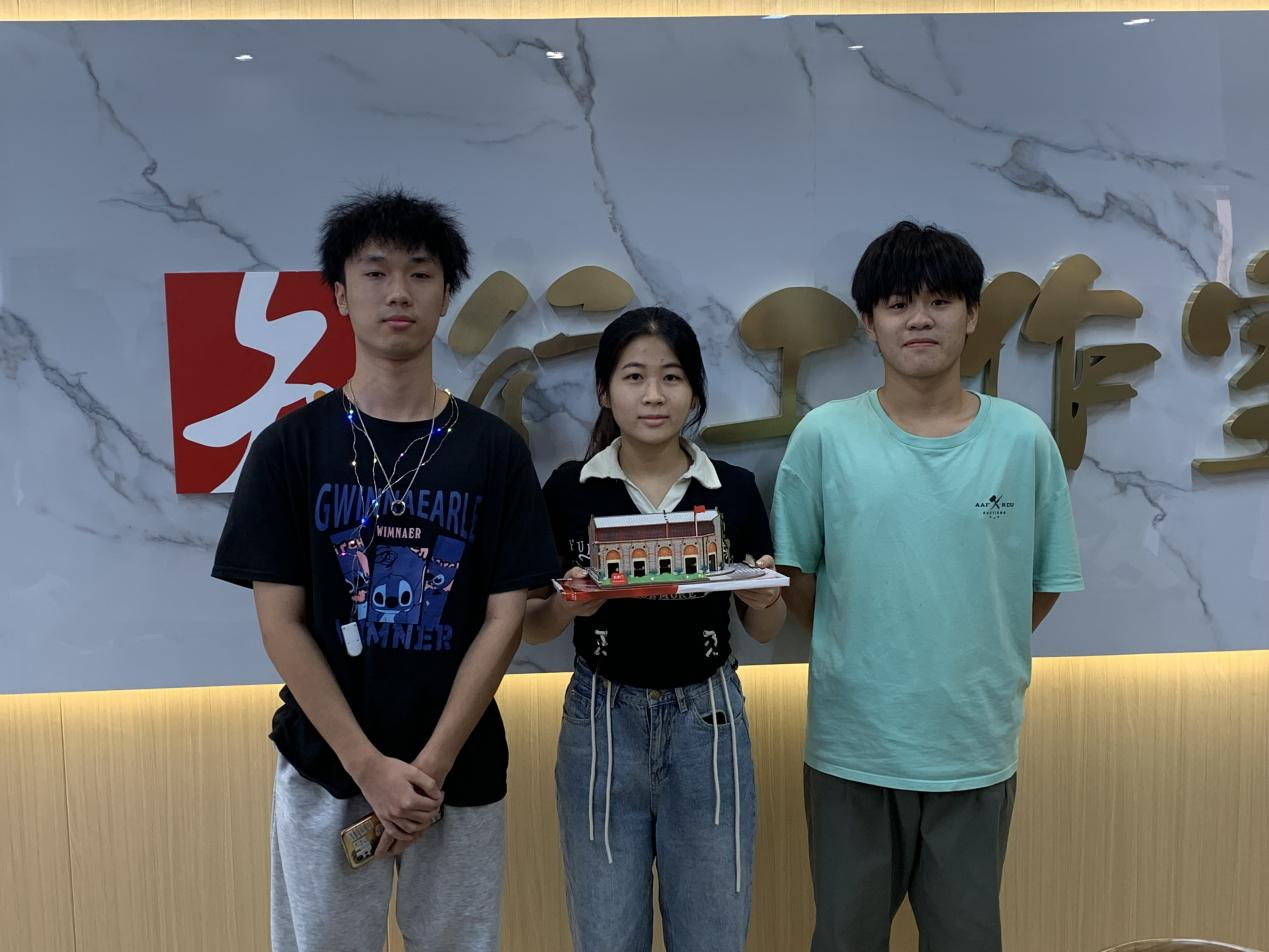 學(xué)生團(tuán)隊(duì)正在進(jìn)行作品展示