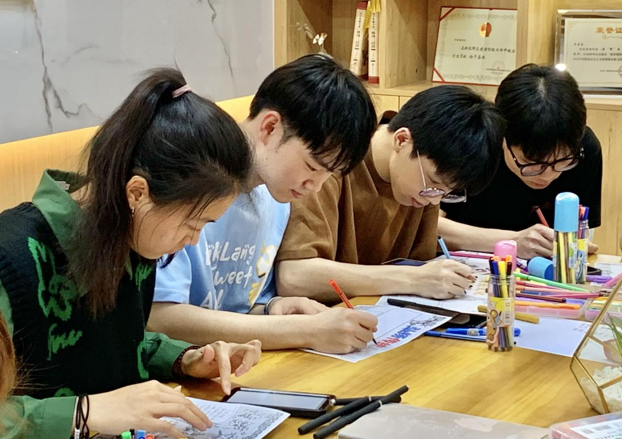 同學(xué)們認(rèn)真創(chuàng)作手抄報
