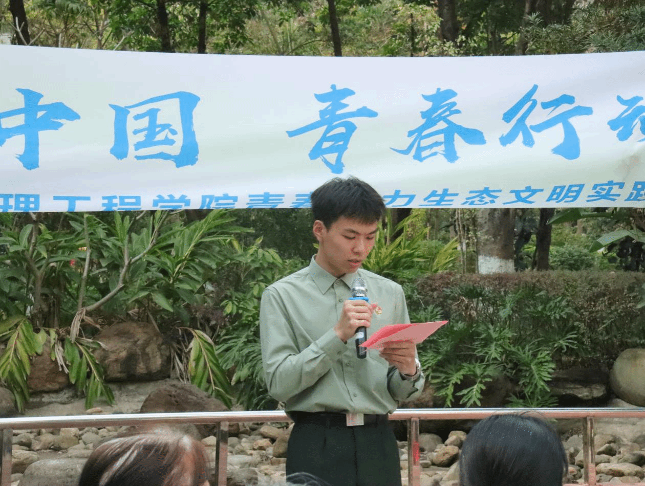 退役士兵黃成添同學(xué)對社區(qū)居民進(jìn)行雷鋒精神宣講