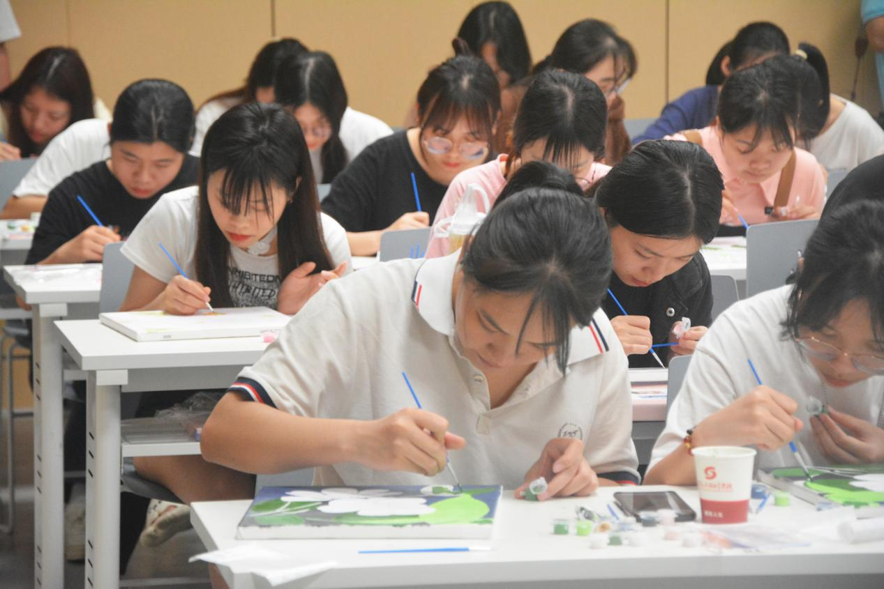 同學(xué)們?cè)谡J(rèn)真繪制“春分畫(huà)卷”