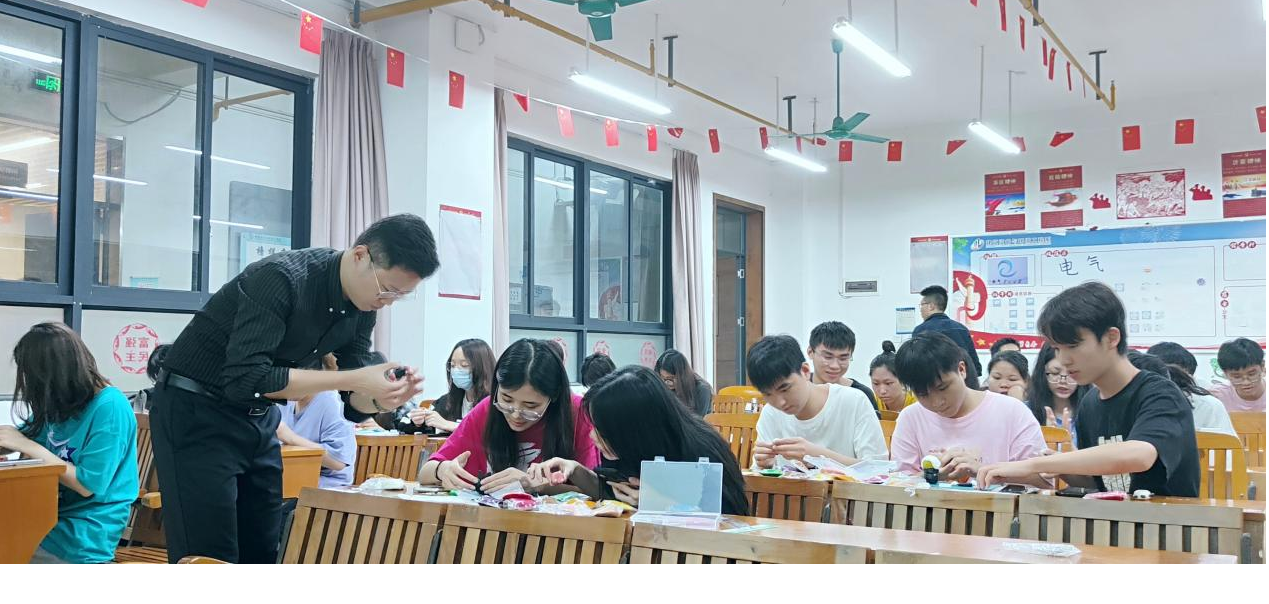 同學(xué)們?cè)诶蠋煹闹笇?dǎo)下認(rèn)真制作面塑作品