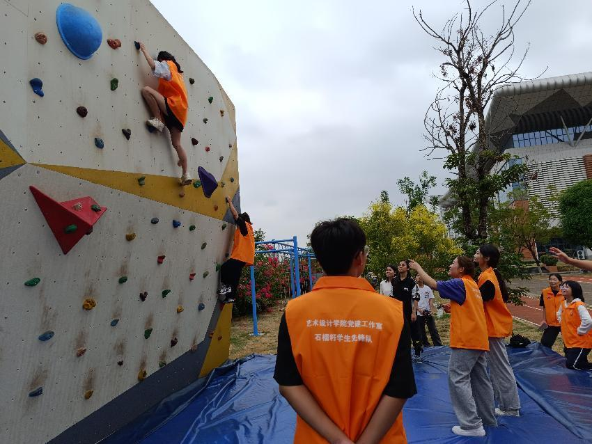 隊(duì)員正在攀巖