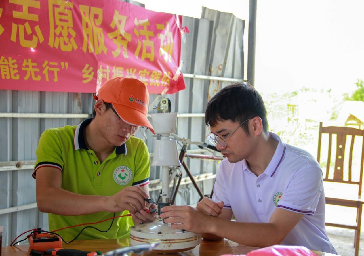 實踐團成員與指導老師探討電器可能存在的問題