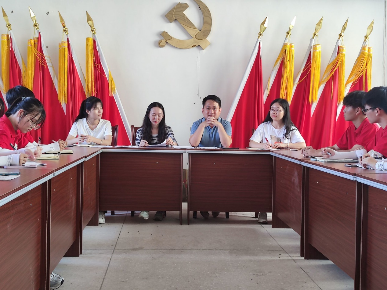 觀察團成員與駐村第一書記慕宗良開展座談會