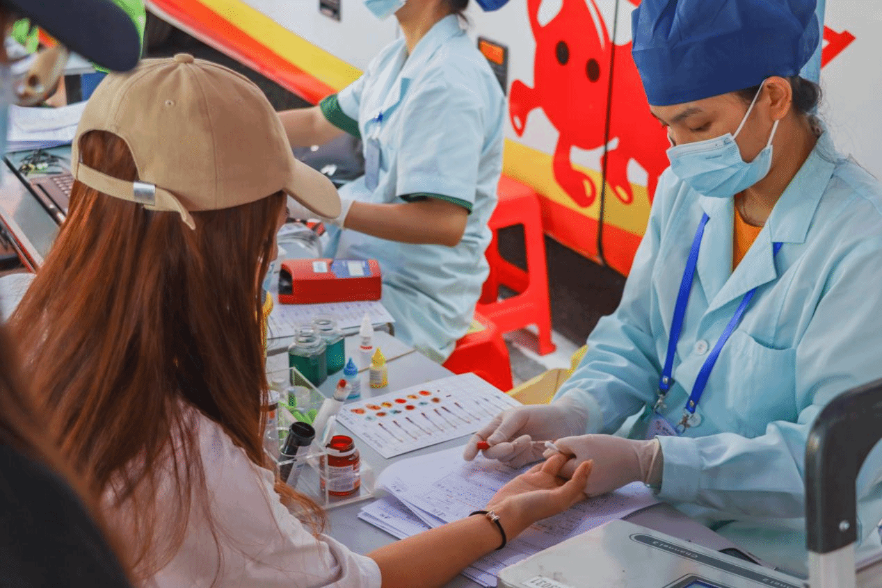 血站醫(yī)務(wù)人員為獻血志愿者進行血液初篩