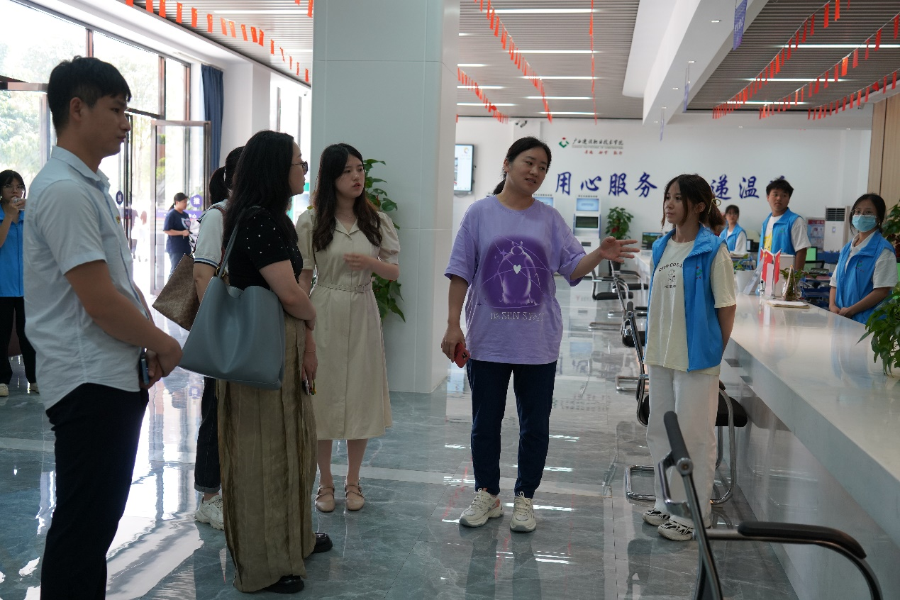 參觀學生“一站式”服務中心