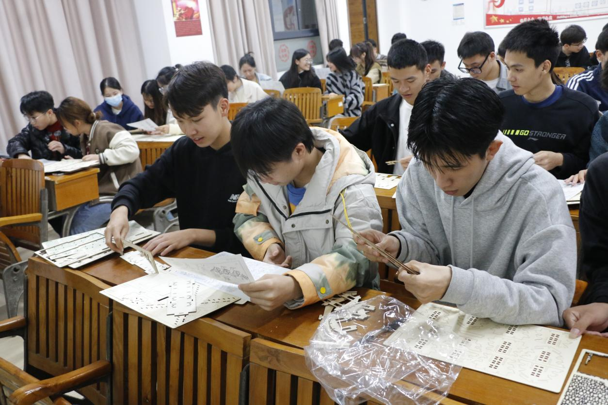 同學們正在搭建侗族木構建筑模型