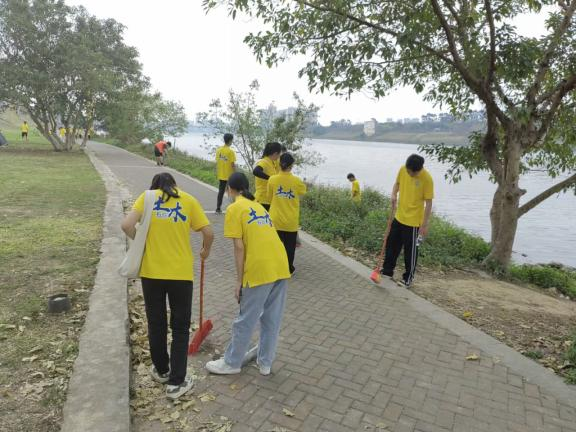 同學(xué)們正在認(rèn)真清掃（二）