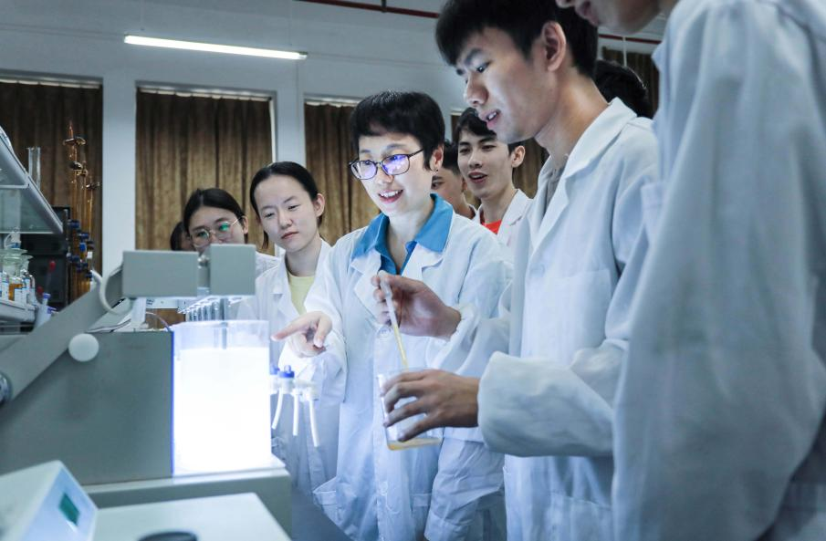 楊文婷老師與同學(xué)們學(xué)習(xí)污水水質(zhì)分析實(shí)驗(yàn)操作