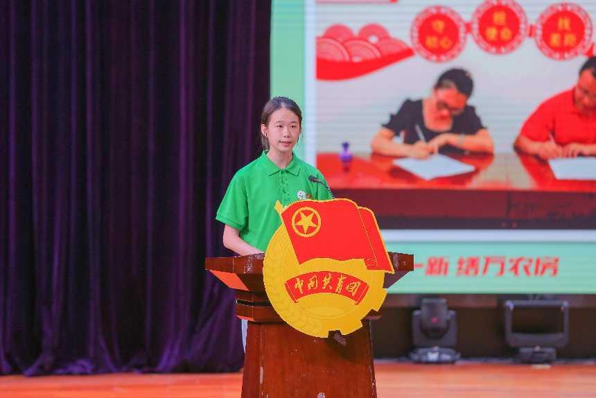 社會實踐“優(yōu)秀團(tuán)隊”代表?歐芳芳同學(xué)作經(jīng)驗分享