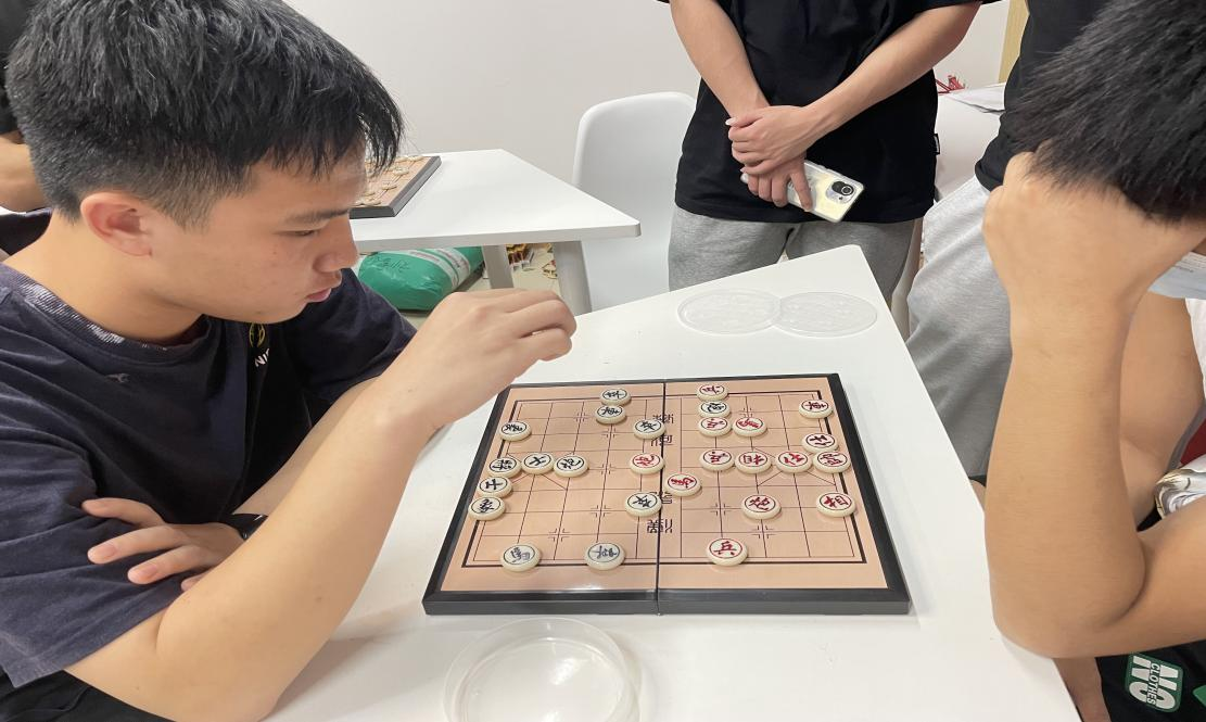 學(xué)生在認真思考如何落子