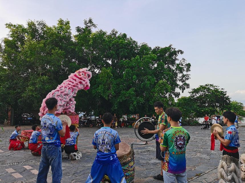 實(shí)踐團(tuán)成員在宗祠前進(jìn)行龍獅展演