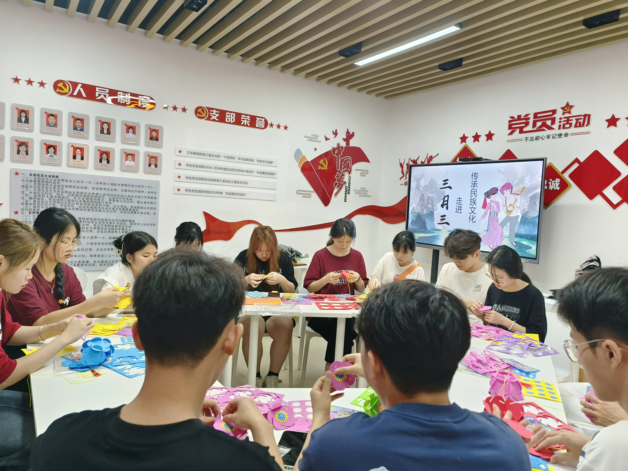 同學們在折繡球