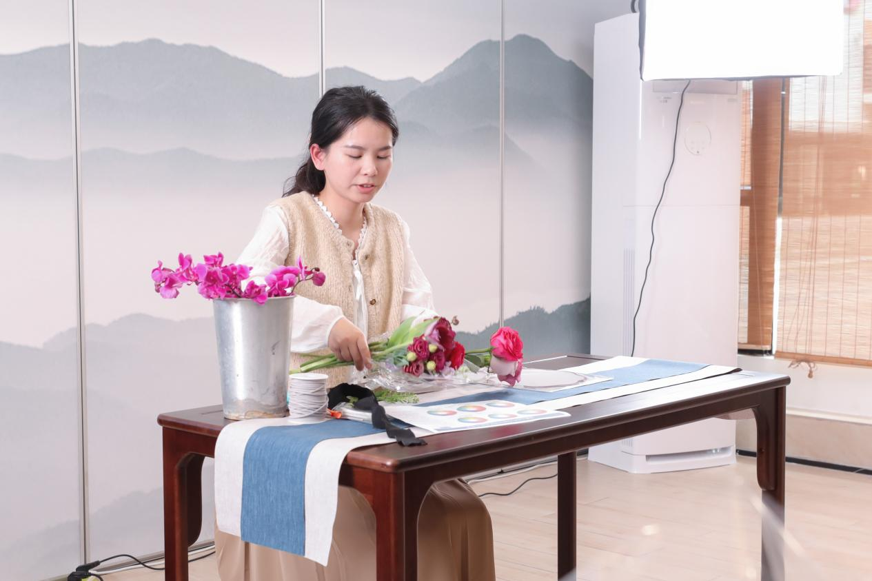 花藝師講解花材的名稱(chēng)與特點(diǎn)