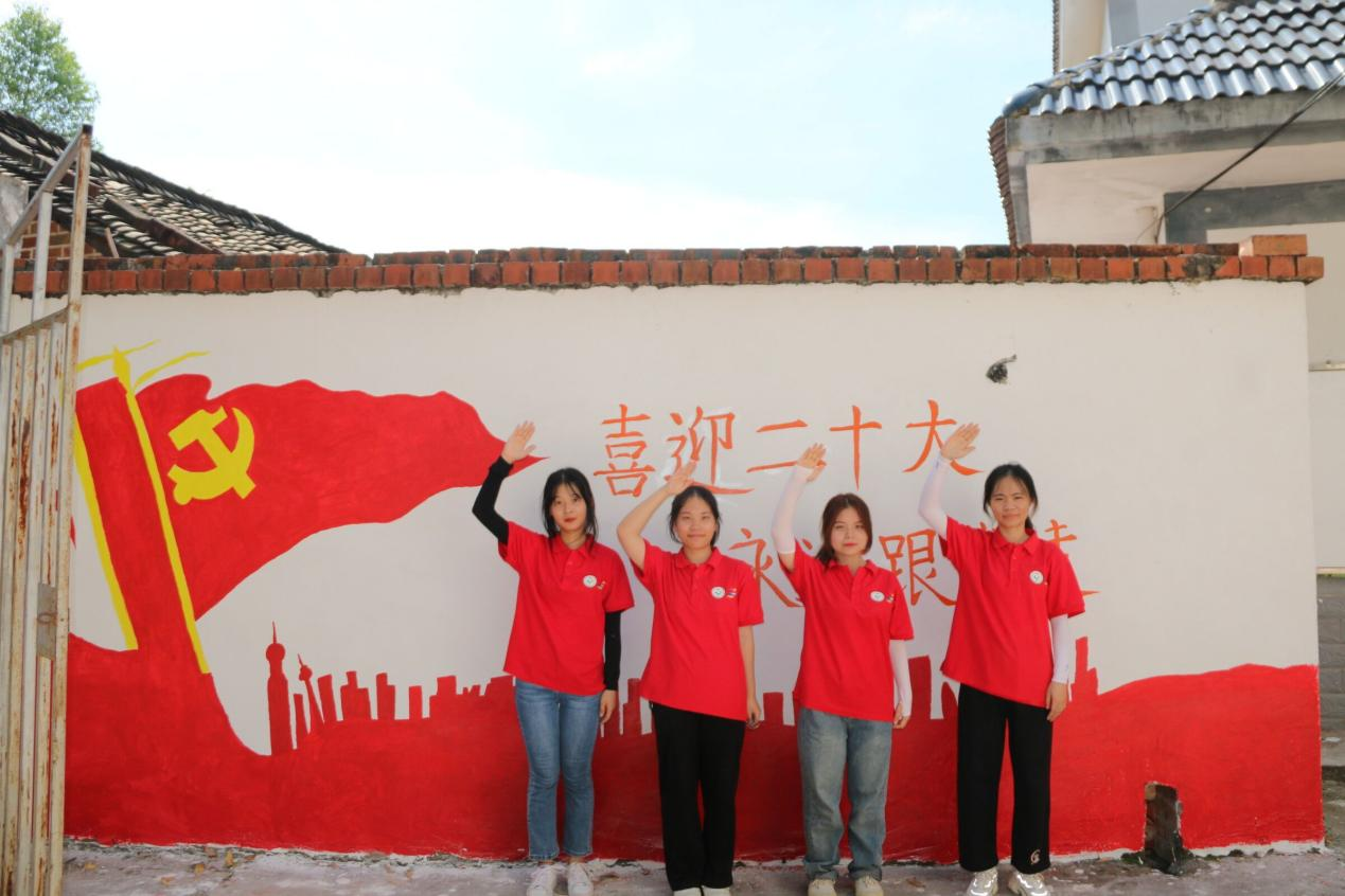 實踐團成員繪制的西盛村文化墻